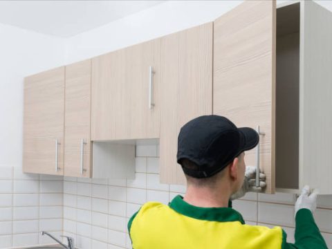 master of kitchen furniture assembly, checks the correct installation of facades